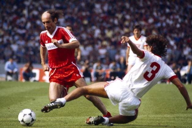 Cup finals 1983 Fortuna Cologne vs 1 FC Cologne 0 1 here John Linßen Fortuna left Herbert Zimmermann FCKöln right