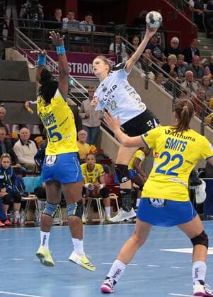 14 10 2017 Germany Ludwigsburg Germany Handball Champions League Women Season 2017 2018 SG BBM Bietigheim vs Metz Handball v l Laurisa Landre Metz Susann Mueller BBM Xenia Smits Metz