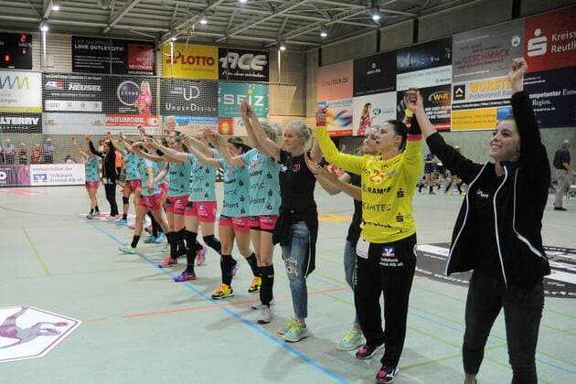 The TuSsies cheering ueber the first Victory in Europe Handball Women EHF Cup Round 2 Game 14 10 2017 Photo TBaur Eibner Metzingen Copyright: xBaurT Eibner-Pressefotox EP_ToBa