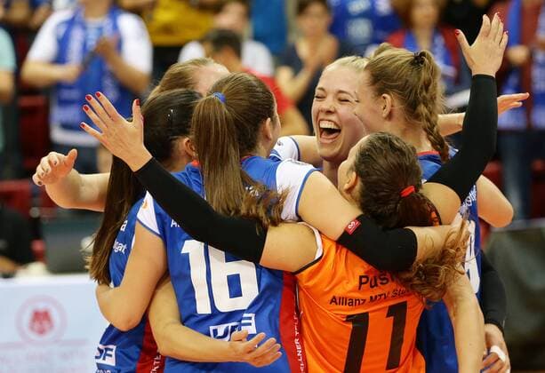 Stuttgart Volleyball Bundesliga Alliance MTV Stuttgart vs Ladies in Black Aachen cheering Alliance centre Femke Stoltenberg