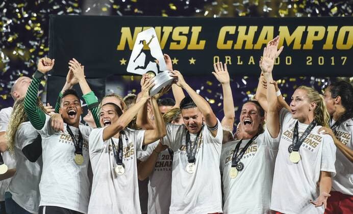 Bilder des Tages - SPORT October 14, 2017 - Orlando, Florida, United States - Orlando, FL - Saturday October 14, 2017: Portland Thorns FC celebrate their National Women s Soccer League (NWSL) Championship win by defeating North Caroline Courage 1-0 during the NWSL Championship match between the North Carolina Courage and the Portland Thorns FC at Orlando City Stadium. Portland Thorns FC celebrate their National Women s Soccer League (NWSL) Championship win by defeating North Caroline Courage 1-0 - ZUMAt139 20171014_zaa_t139_123 Copyright: xBradxSmithx