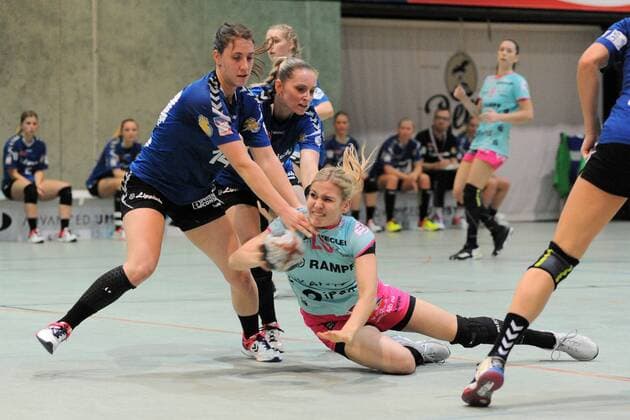 Annika Tussis Metzingen 20 against Larissa Petersen HSG Blomberg Lip 14 Handball Women EHF Cup Round 2 Game 14 10 2017 Photo TBaur Eibner Metzingen Copyright: xBaurT Eibner-Pressefotox EP_ToBa
