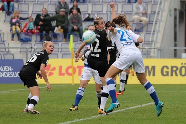 v left Janina Hechler Frankfurt 16 and Sophie Schmidt Frankfurt 12 must stand Watching Like Pia Rijsdijk MSV 25 the goal Per Head ball reached reached the goal to 0 1 Results Goals Action Action shot Football Alliance Women Bundesliga 1 FFC Frankfurt MSV Duisburg xozx