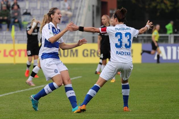 v left Torschützin Pia Rijsdijk MSV 25 Kathleen Radtke MSV 33 cheer above the goal to 0 1 cheering goal celebration Goals Celebrate The Goal Goal Celebration cheering ueber the goal optimistic Action Action shot Football Alliance Women Bundesliga 1 FFC Frankfurt MSV Duisburg xozx