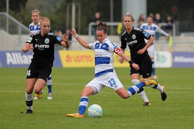 v left Jackie Groenen Frankfurt 14 Kathleen Radtke MSV 33 Sophie Schmidt Frankfurt 12 Action shot Action Game scene Football Alliance Women Bundesliga 1 FFC Frankfurt MSV Duisburg xozx
