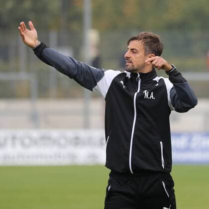 Nikolaos Arnautis team manager Head coach Frankfurt gives Instructions gesticulates with the Poor gesticulate Gives instructions gesticulate Single Action shot Action Football Alliance Women Bundesliga 1 FFC Frankfurt MSV Duisburg xozx