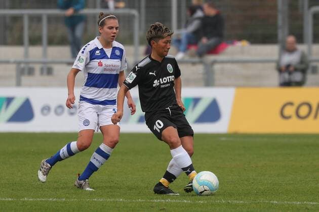 v left Rieke Dieckmann MSV 16 Kumi Yokoyama Frankfurt 10 Action shot Action Game scene Football Alliance Women Bundesliga 1 FFC Frankfurt MSV Duisburg xozx