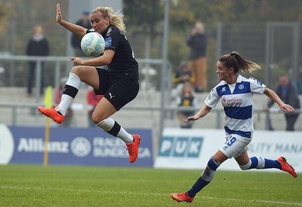 15 10 2017 xpsx Football 1 Bundesliga Women 1 FFC Frankfurt MSV Duisburg emspor v l Laura STOERZEL 1 FFC Frankfurt Stefanie Weichelt MSV Duisburg Frankfurt at Main