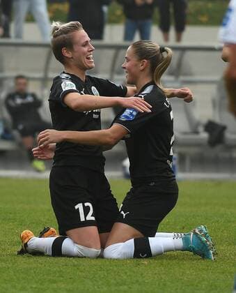 15 10 2017 xpsx Football 1 Bundesliga Women 1 FFC Frankfurt MSV Duisburg emspor v l Celebrate The Goal goal celebration to 1 1 Compensation for Frankfurt Torschützin Sophie Schmidt 1 FFC Frankfurt Ana Mary Crnogorcevic 1 FFC Frankfurt Frankfurt at Main