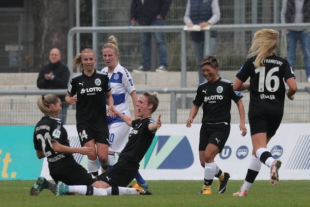 v left Ana Mary Crnogorcevic Frankfurt 21 cheering at Bottom with Torschützin Sophie Schmidt Frankfurt 12 cheer above the goal to 1 1 cheering goal celebration Goals Celebrate The Goal Goal Celebration cheering ueber the goal optimistic Action Action shot Football Alliance Women Bundesliga 1 FFC Frankfurt MSV Duisburg xozx