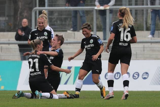 v left Ana Mary Crnogorcevic Frankfurt 21 cheering at Bottom with Torschützin Sophie Schmidt Frankfurt 12 cheer above the goal to 1 1 cheering goal celebration Goals Celebrate The Goal Goal Celebration cheering ueber the goal optimistic Action Action shot Football Alliance Women Bundesliga 1 FFC Frankfurt MSV Duisburg xozx