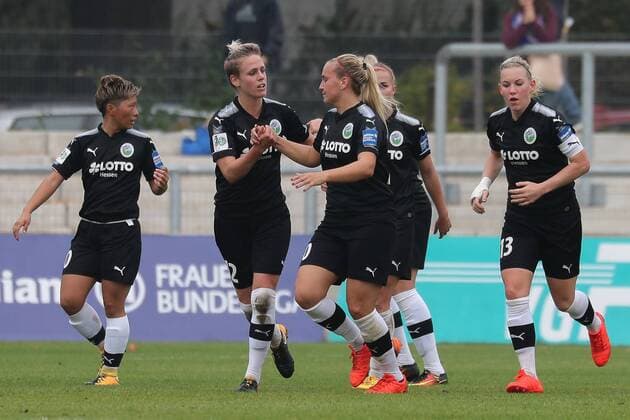 v left Torschützin Sophie Schmidt Frankfurt 12 claps to with Laura Störzel Laura STOERZEL Frankfurt 20 from cheer above the goal to 1 1 cheering goal celebration Goals Celebrate The Goal Goal Celebration cheering ueber the goal optimistic Action Action shot Football Alliance Women Bundesliga 1 FFC Frankfurt MSV Duisburg xozx