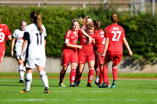 cheering Look forward Celebrate Happy Cheer Goal Celebration UPS Jena 2 to 0 1 Football 2 Women Bundesliga Borussia Moenchengladbach UPS Jena 2 xmkx