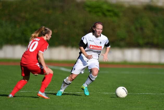 Linda Preuß UPS Jena 2 tries Juliet Koj Borussia Moenchengladbach to stop Football 2 Women Bundesliga Borussia Moenchengladbach UPS Jena 2 xmkx