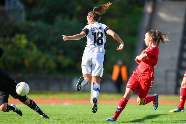Liv Aerts Borussia Moenchengladbach directs the Ball to 1 1 ins goal Football 2 Women Bundesliga Borussia Moenchengladbach UPS Jena 2 xmkx