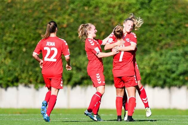 cheering Look forward Celebrate Happy Cheer Goal Celebration UPS Jena 2 to 1 2 Football 2 Women Bundesliga Borussia Moenchengladbach UPS Jena 2 xmkx