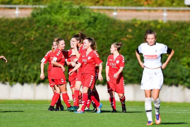 cheering Look forward Celebrate Happy Cheer Goal Celebration UPS Jena 2 to 1 2 Football 2 Women Bundesliga Borussia Moenchengladbach UPS Jena 2 xmkx