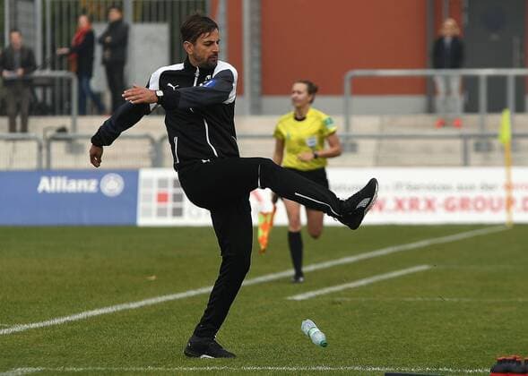 15 10 2017 xpsx Football 1 Bundesliga Women 1 FFC Frankfurt MSV Duisburg emspor v l team manager Nikolaos Arnautis 1 FFC Frankfurt Bottle Tritt annoyed Frankfurt at Main