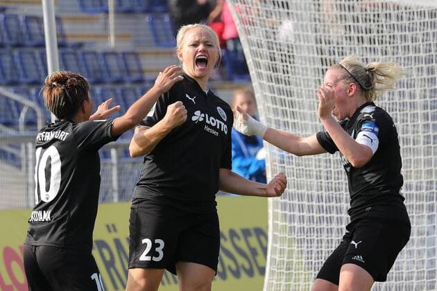 v left Kumi Yokoyama Frankfurt 10 Torschützin Lise Overgaard Munk Frankfurt 23 MARITHE Priessen MARITHE Priessen Frankfurt 13 cheer above the goal to 2 1 cheering goal celebration Goals Celebrate The Goal Goal Celebration cheering ueber the goal optimistic Action Action shot Football Alliance Women Bundesliga 1 FFC Frankfurt MSV Duisburg xozx