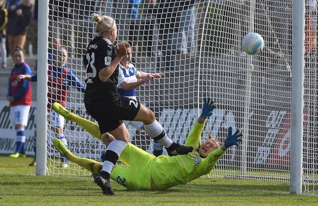 15 10 2017 xpsx Football 1 Bundesliga Women 1 FFC Frankfurt MSV Duisburg emspor v l goal to 2 1 for Frankfurt Torschützin Lise Munk 1 FFC Frankfurt Lena Nuding MSV Duisburg Frankfurt at Main