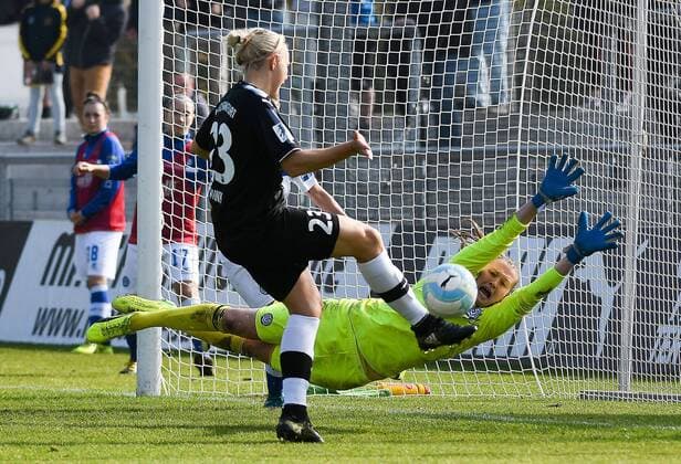 15 10 2017 xpsx Football 1 Bundesliga Women 1 FFC Frankfurt MSV Duisburg emspor v l goal to 2 1 for Frankfurt Torschützin Lise Munk 1 FFC Frankfurt Lena Nuding MSV Duisburg Frankfurt at Main