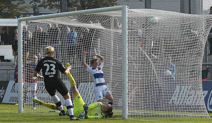 15 10 2017 xpsx Football 1 Bundesliga Women 1 FFC Frankfurt MSV Duisburg emspor v l goal to 2 1 for Frankfurt Torschützin Lise Munk 1 FFC Frankfurt Lena Nuding MSV Duisburg Frankfurt at Main
