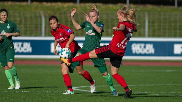 v left Lina HAUSICKE SV Werder Bremen 18 in duel Duel with Sarah Puntigam SC Freiburg 18 Football Alliance Women Bundesliga SC Freiburg SV Werder Bremen xobx