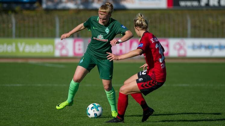 v left Verena Volkmer SV Werder Bremen 16 in duel Duel with Carolin Simon SC Freiburg 30 Football Alliance Women Bundesliga SC Freiburg SV Werder Bremen xobx