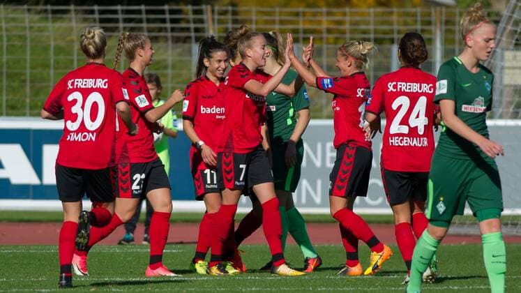 The Players the SC Freiburg with goal celebration cheering happiness above the goal to 1 0 through Giulia GWINNER SC Freiburg 7 centre Football Alliance Women Bundesliga SC Freiburg SV Werder Bremen xobx