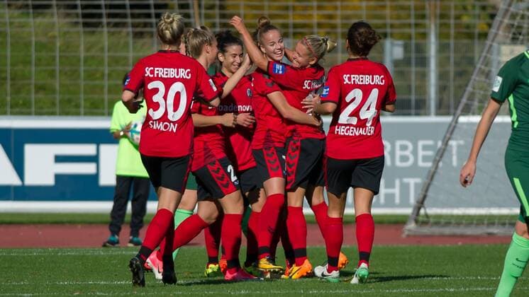 The Players the SC Freiburg with goal celebration cheering happiness above the goal to 1 0 through Giulia GWINNER SC Freiburg 7 centre Football Alliance Women Bundesliga SC Freiburg SV Werder Bremen xobx