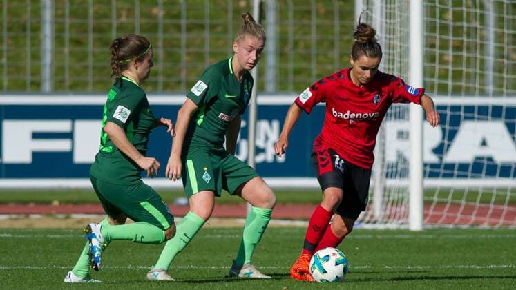 v left Janine Angrick SV Werder Bremen 8 Michelle Ulbrich SV Werder Bremen 5 and Lina Magull SC Freiburg 16 in Three battle duel Duel Football Alliance Women Bundesliga SC Freiburg SV Werder Bremen xobx