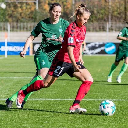 v left Catherine Schiechtl SV Werder Bremen 9 and Klara Bühl Buhl Buehl SC Freiburg 21 in Run duel Football Alliance Women Bundesliga SC Freiburg SV Werder Bremen xdgx