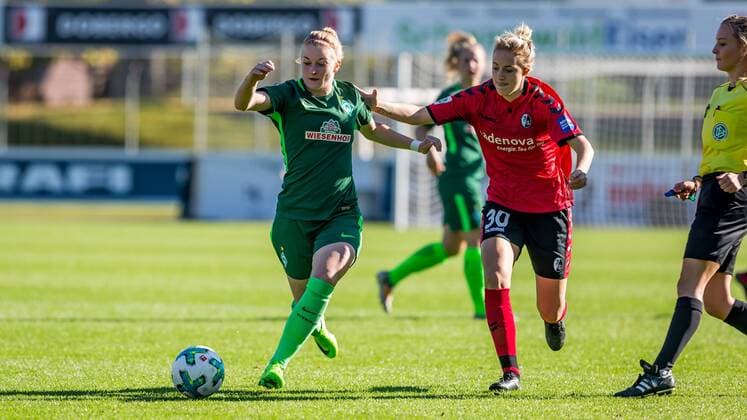 v left Verena Volkmer SV Werder Bremen 16 and Carolin Simon SC Feiburg 30 in duel Duel Duel Tackle Football Alliance Women Bundesliga SC Freiburg SV Werder Bremen xdgx