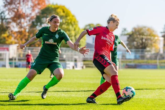 v left Catherine Schiechtl SV Werder Bremen 9 and Carolin Simon SC Feiburg 30 in duel Duel Duel Tackle Football Alliance Women Bundesliga SC Freiburg SV Werder Bremen xdgx