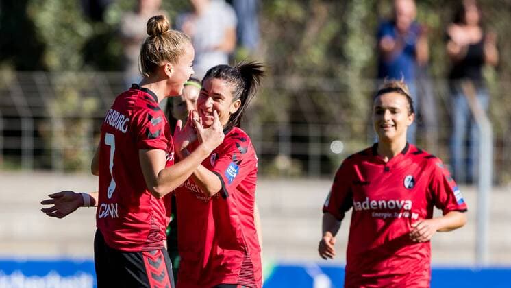 v left Giulia GWINNER SC Freiburg 7 Hasret Kayikci SC Freiburg 11 and Lina Mary Magull SC Freiburg 16 the goal celebration Goal Celebration Celebrate The Goal Goal Celebration After the 1 0 for the SC Freiburg Football Alliance Women Bundesliga SC Freiburg SV Werder Bremen xdgx