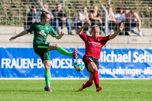 v left Nina Lührßen Luehrßen SV Werder Bremen 4 and Juliet Simic SC Freiburg 10 in duel Duel Duel Tackle Football Alliance Women Bundesliga SC Freiburg SV Werder Bremen xdgx