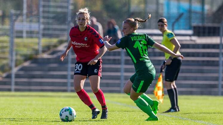 v left Carolin Simon SC Feiburg 30 and Verena Volkmer SV Werder Bremen 16 in duel Duel Duel Tackle Football Alliance Women Bundesliga SC Freiburg SV Werder Bremen xdgx
