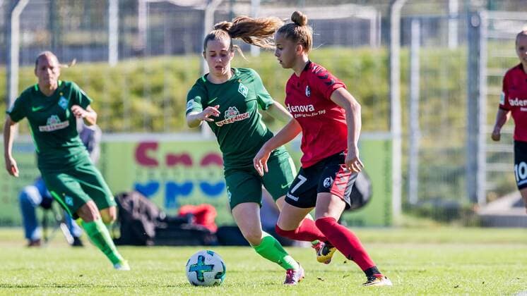 v left Nina Lührßen Luehrßen SV Werder Bremen 4 and Giulia GWINNER SC Freiburg 7 in duel Duel Duel Tackle Football Alliance Women Bundesliga SC Freiburg SV Werder Bremen xdgx