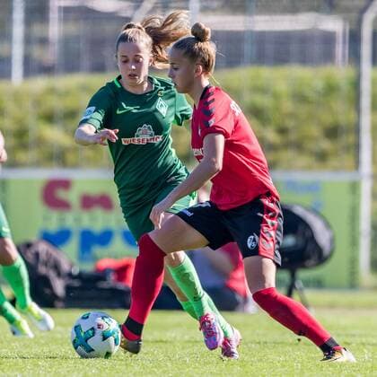 v left Nina Lührßen Luehrßen SV Werder Bremen 4 and Giulia GWINNER SC Freiburg 7 in duel Duel Duel Tackle Football Alliance Women Bundesliga SC Freiburg SV Werder Bremen xdgx