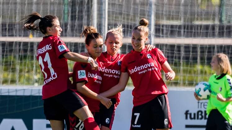 v left Hasret Kayikci SC Freiburg 11 Lina Mary Magull SC Freiburg 16 Juliet Simic SC Freiburg 10 and Giulia GWINNER SC Freiburg 7 the goal celebration Goal Celebration Celebrate The Goal Goal Celebration After the 2 1 for the SC Freiburg Football Alliance Women Bundesliga SC Freiburg SV Werder Bremen xdgx