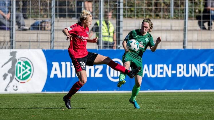 v left Carolin Simon SC Feiburg 30 and Lisa Josten SV Werder Bremen 20 in duel Duel Duel Tackle Football Alliance Women Bundesliga SC Freiburg SV Werder Bremen xdgx
