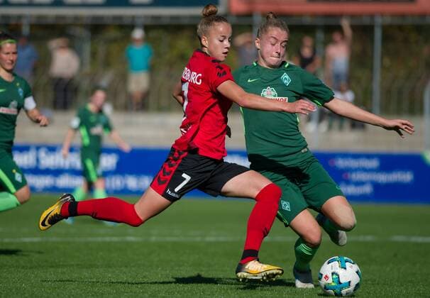 v left Giulia GWINNER SC Freiburg 7 in duel Duel with Michelle Ulbrich SV Werder Bremen 5 Football Alliance Women Bundesliga SC Freiburg SV Werder Bremen xobx