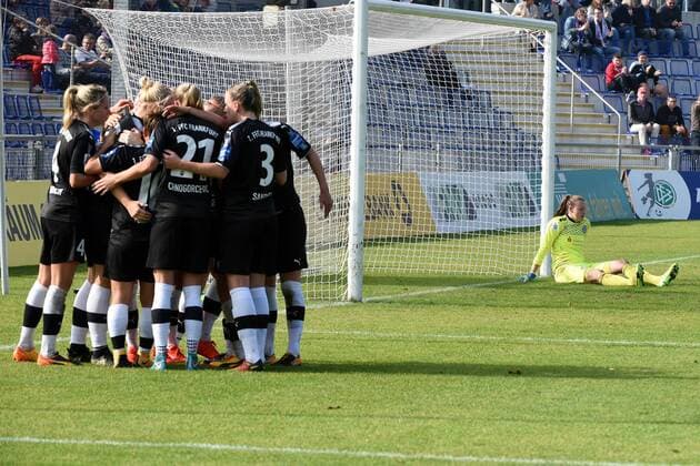 15 10 2017 Frankfurt at Main Stadium at Brentanobad Alliance Women Bundesliga Season 2017 2018 1 FFC Frankfurt MSV Duisburg Einwechslung goal goal celebration at the Torschützin Munk Lise 22 FFC Frankfurt Disappointment at Duisburg