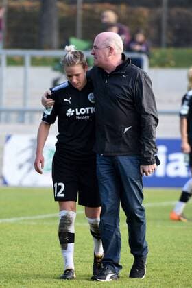 15 10 2017 Frankfurt at Main Stadium at Brentanobad Alliance Women Bundesliga Season 2017 2018 1 FFC Frankfurt MSV Duisburg Manager Siegfried Dietrich with Torschützin Schmidt Sophie 12 FFC Frankfurt