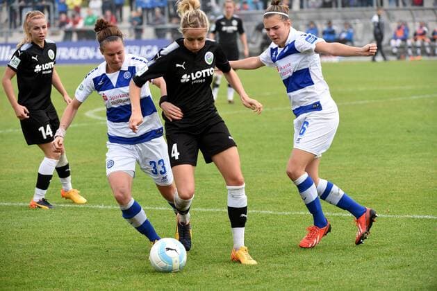 15 10 2017 Frankfurt at Main Stadium at Brentanobad Alliance Women Bundesliga Season 2017 2018 1 FFC Frankfurt MSV Duisburg Hendrich Kathrin 4 FFC Frankfurt against Kathleen Radtke and Riecke Dieckmann Duisburg