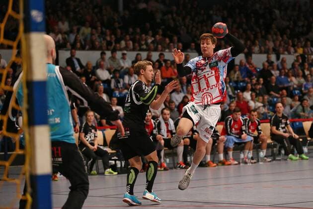Handball 3. Liga Nord 2017 2018 - Handball Verein Hamburg vs. HSV Hannover Jan Forstbauer (Hamburg) im Zweikampf gegen Florian Schenker (Hannover) und Torwart Götz Goetz Heuer (Hannover) . Sporthalle Alsterdorf Hamburg