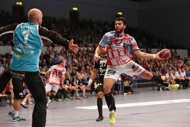 Handball 3. Liga Nord 2017 2018 - Handball Verein Hamburg vs. HSV Hannover Kevin Herbst (Hamburg) im Sprungwurf aufs Tor von Torwart Götz Goetz Heuer (Hannover) . Sporthalle Alsterdorf Hamburg