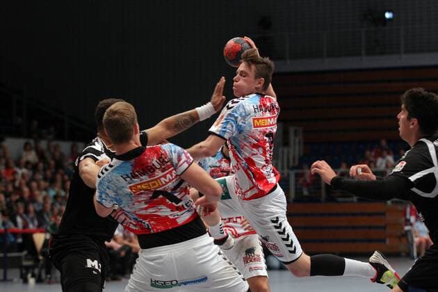 Handball 3. Liga Nord 2017 2018 - Handball Verein Hamburg vs. HSV Hannover Leif Tissier (Hamburg) im Sprungwurf aufs Tor , Paul Mbanefo (Hannover, verdeckt) streckt seine Hand entgegen. Sporthalle Alsterdorf Hamburg