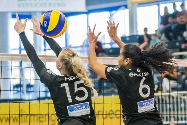 v left Madleen Piest Black White Erfurt 15 Wivian Gadelha de Souza Black White Erfurt 6 Block attempt Volleyball 1 Bundesliga Women USC Muenster Black White Erfurt xprx