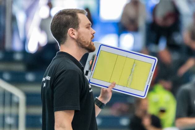 Jonas Kronseder Black White Erfurt team manager gesticulating Portrait Single Volleyball 1 Bundesliga Women USC Muenster Black White Erfurt xprx